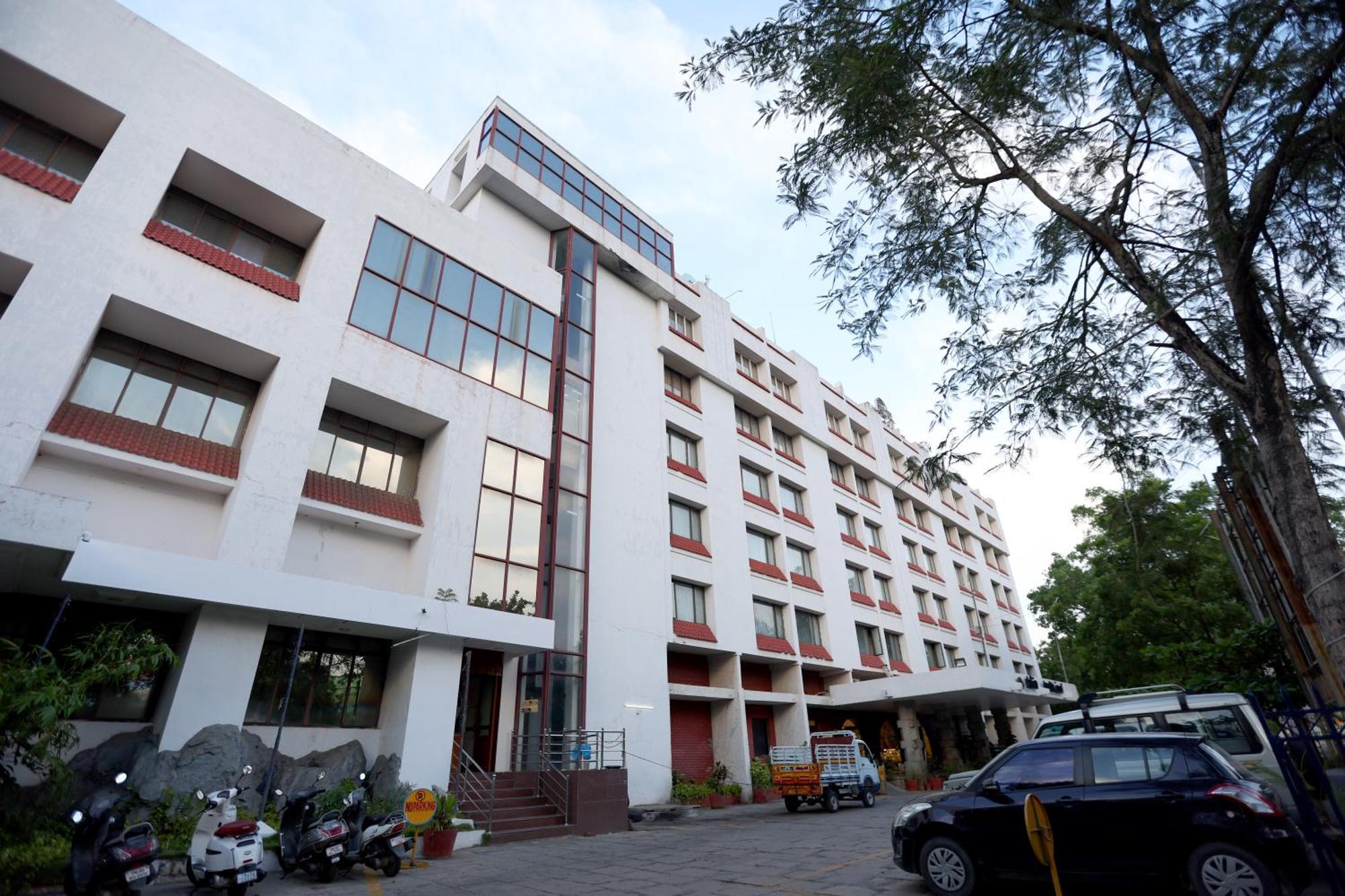 Breeze Residency Hotel Tiruchirappalli Exterior photo